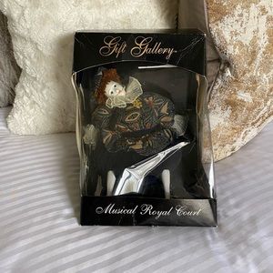 VINTAGE MUSICAL ROYAL COURT